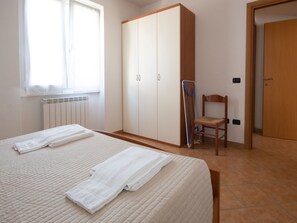 Bedroom - Wohnung in Domaso mit privatem Parkplatz by Interhome (Domaso)