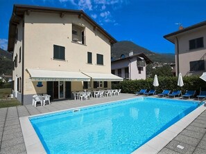 Pool - Dachgeschosswohnung am See für 6 Personen by Interhome (Domaso)