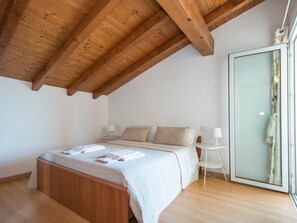 Internet - Dachgeschosswohnung am See für 6 Personen by Interhome (Domaso)