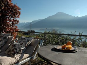 Outdoor dining - 'Casa Domenica' mit Blick aufs Wasser by Interhome (Gravedona)