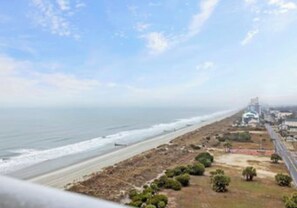 On the beach - Breathtaking Balcony Ocean Views ~Family Friendly (North Myrtle Beach)