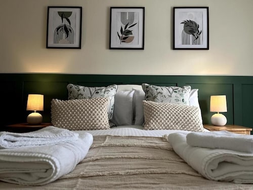 Spacious Cotswold Retreat Sleeps 9 Near Cheltenham, Parking Family & Groups