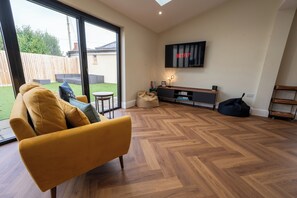 Smart TV, books - Spacious Cotswold Retreat Sleeps 9 Near Cheltenham, Parking Family & Groups (Eastington)