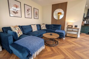 Smart TV, books - Spacious Cotswold Retreat Sleeps 9 Near Cheltenham, Parking Family & Groups (Eastington)