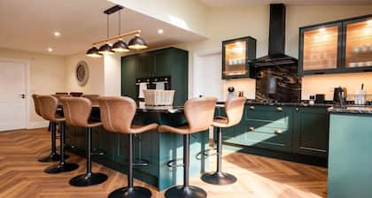 The Nook | Cotswolds Home | HOT TUB | Sleeps 9