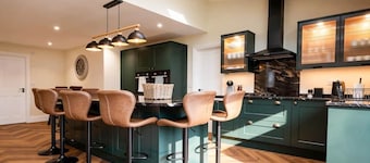 The Nook | Cotswolds Home | HOT TUB | Sleeps 9