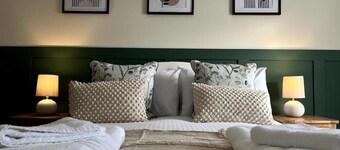 Spacious Cotswold Home | Sleeps 9 | Summer Offers