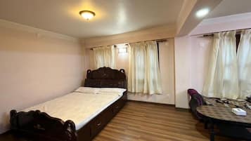 Deluxe Apartment, City View | In-room dining