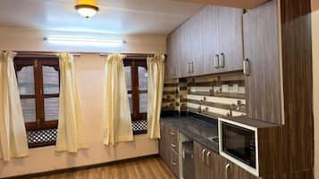Deluxe Apartment, City View | Private kitchen
