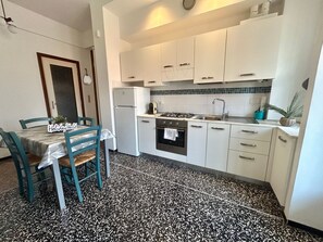 Fridge, microwave, oven, cookware/dishes/utensils - Goodvibes von Holiday World by Interhome (Savona)