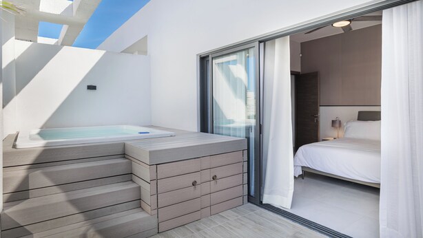 Ein modernes Badezimmer mit Badewanne, Duschbereich und Toilette.