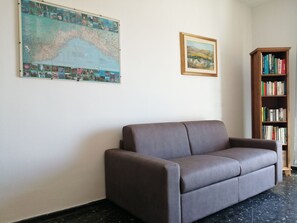 TV - Finalmarina Zwei-Zimmer-Wohnung 300m Strand by Interhome (Finale Ligure)