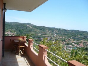 Outdoor dining - Zwei-Zimmer-Wohnung mit Meer- und Stadtblick by Interhome (Imperia)
