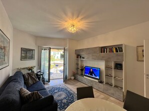 TV - für 4 Personen ca. 80 m² in Sanremo, Norditalien (Ligurien) by Interhome (Sanremo)