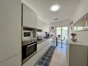 Refrigerador, microondas, horno y lavavajillas 