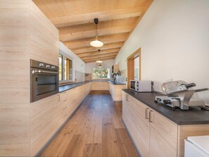 Réfrigérateur, four à micro-ondes, un four, lave-vaisselle