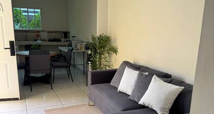 Linda casa de 3 hab., 2 baños, A/C, WIFI de alta velocidad.