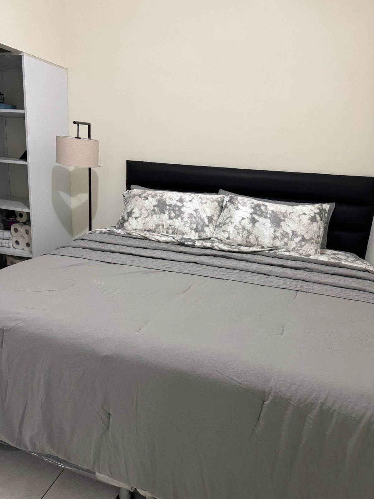 Tabla de planchar con plancha, wifi y ropa de cama 