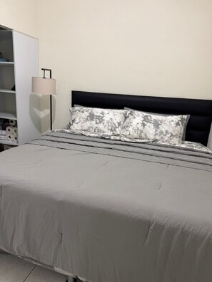 Tabla de planchar con plancha, wifi y ropa de cama