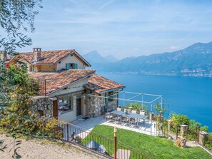 Terrace/patio - Villa mit schönem Seepanorama und Naturteich by Interhome (Albisano)