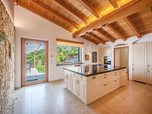Fridge, oven, dishwasher, cookware/dishes/utensils - Villa mit schönem Seepanorama und Naturteich by Interhome (Albisano)