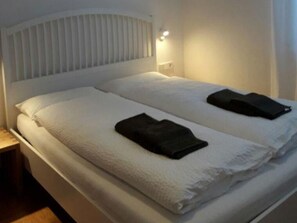 Bedroom - Villa am Gardasee mit großem Pool und Garten by Interhome (Albisano)