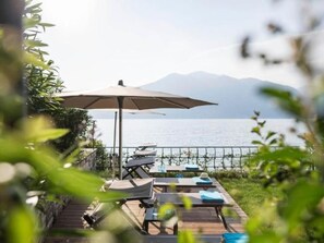 Outdoor dining - Luxusvilla am Gardasee mit privatem Badesteg by Interhome (Albisano)