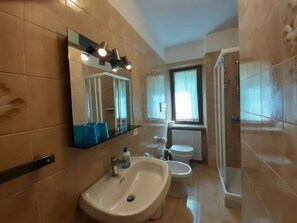 Towels - Zwei-Zimmer-Wohnung mit Balkon und herrlichem Seeblick by Interhome (Malcesine)