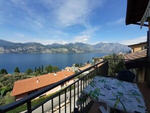 Outdoor dining - Zwei-Zimmer-Wohnung mit Balkon und herrlichem Seeblick by Interhome (Malcesine)