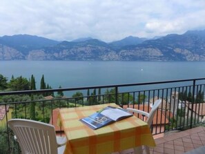 Outdoor dining - Zwei-Zimmer-Wohnung mit Balkon und herrlichem Seeblick by Interhome (Malcesine)