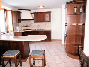 Refrigerador, horno y utensilios de cocina 