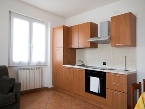 Refrigerador, horno y utensilios de cocina 