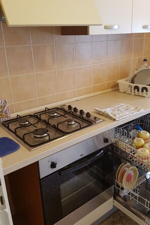 Refrigerador, microondas, horno y lavavajillas 