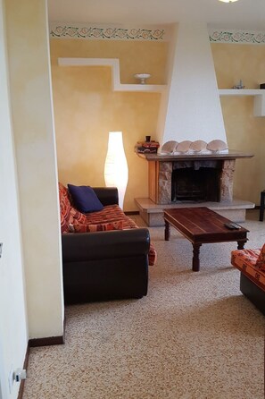 Televisión y chimenea 