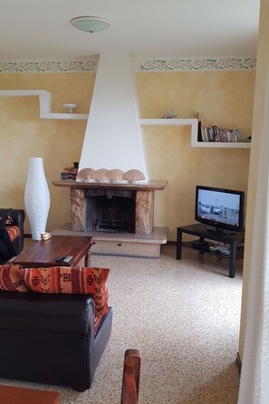 Televisión y chimenea 