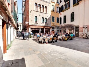 Outdoor dining - Wohnung PASTE, 3 Minuten von der Rialto-Brücke entfernt by Interhome (Venice)