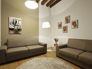 TV - Im Zentrum von Venedig leben wie ein Venezianer. by Interhome (Venice)