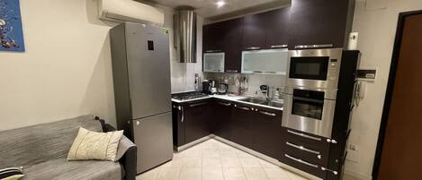 Kjøleskap, mikrobølgeovn, ovn og oppvaskmaskin