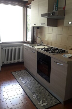 Fridge, microwave, oven, cookware/dishes/utensils - auf einem ummauerten Grundstück by Interhome (Bibione)