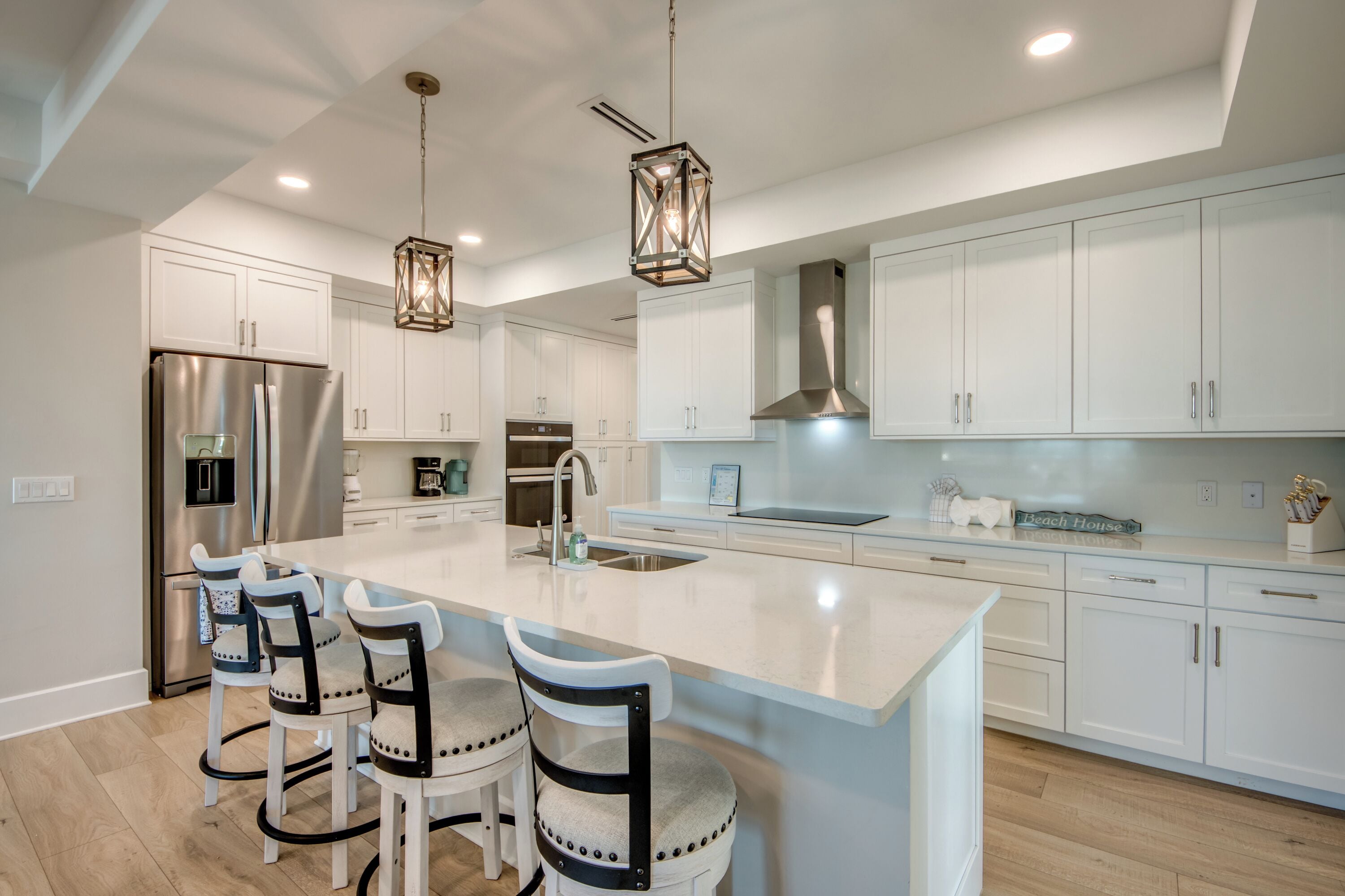 Geladeira, micro-ondas, fogão, cooktop