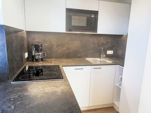 Fridge, microwave, cookware/dishes/utensils - Wohnung "Meran" by Interhome (Gargazon (Gargazzone))