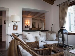 TV - Traumhafter Rustico direkt am Ufer des Gardasees by Interhome (Malcesine)