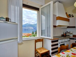 Fridge, microwave, cookware/dishes/utensils - 'Casa Willy by Interhome (Malcesine)