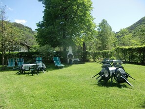 Outdoor dining - Sehr geräumige Wohnung inmitten der Natur by Interhome (Bezzecca)