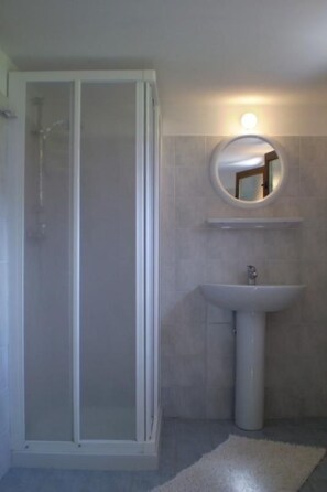 Towels - Freistehendes Haus mit Veranda mit Seeblick by Interhome (Bezzecca)