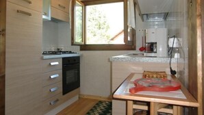 Fridge, microwave, oven, dishwasher - Freistehendes Haus mit Veranda mit Seeblick by Interhome (Bezzecca)