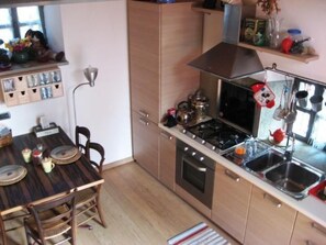 Refrigerador, microondas, horno y utensilios de cocina 