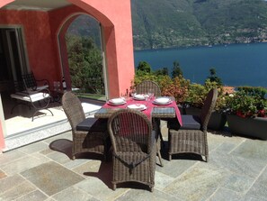 Outdoor dining - mit Terrasse und tollem See- und Bergblick by Interhome (San Siro)