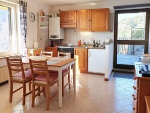 Réfrigérateur, micro-ondes, batterie de cuisine, vaisselle et ustensiles
