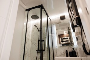Shower, free toiletries, hair dryer, towels - The Homeboat Company Ponta Delgada  (Ponta Delgada)